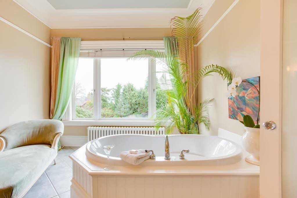 Fairholme Manor Inn Victoria Bagian luar foto